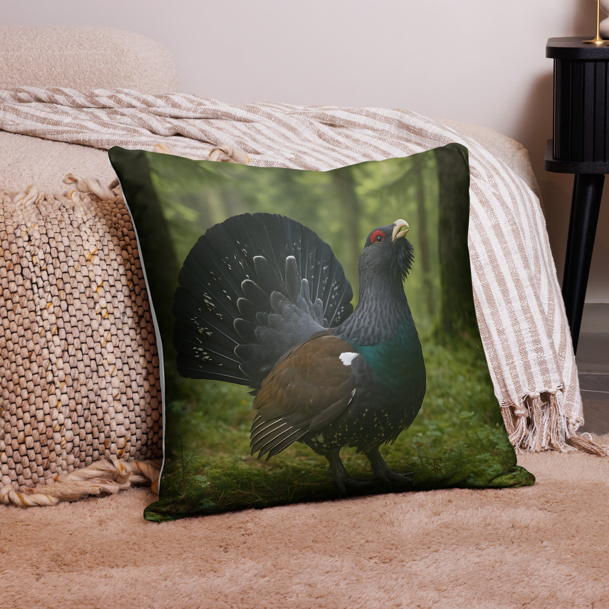 Auerhahn-Illustration in kräftigen Farben auf modernem Kissenbezug