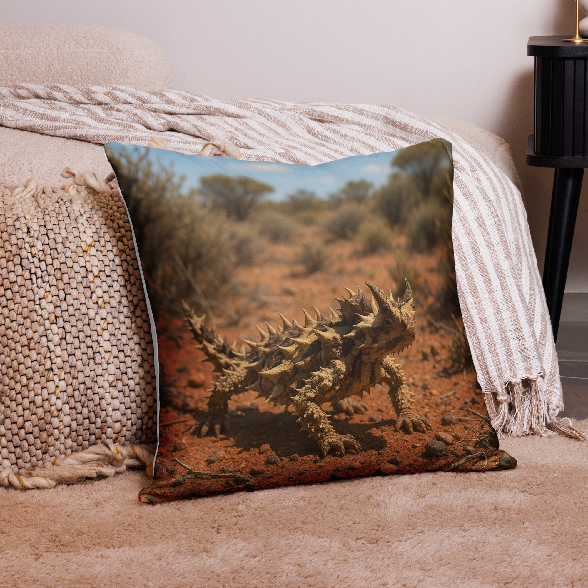 Dornteufel Kissenbezug auf Sofa – dekorative Wohnidee