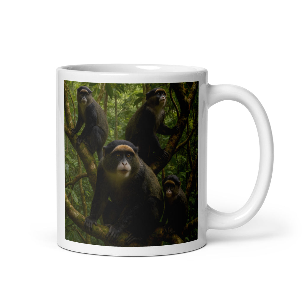 Kaffeetasse mit Meerkatzenmotiv auf weißem Hintergrund