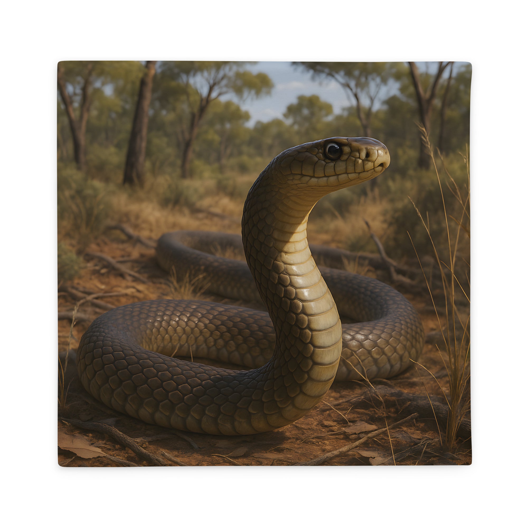 Kissenbezug mit Braunschlangenmotiv aus Polyester auf Sofa