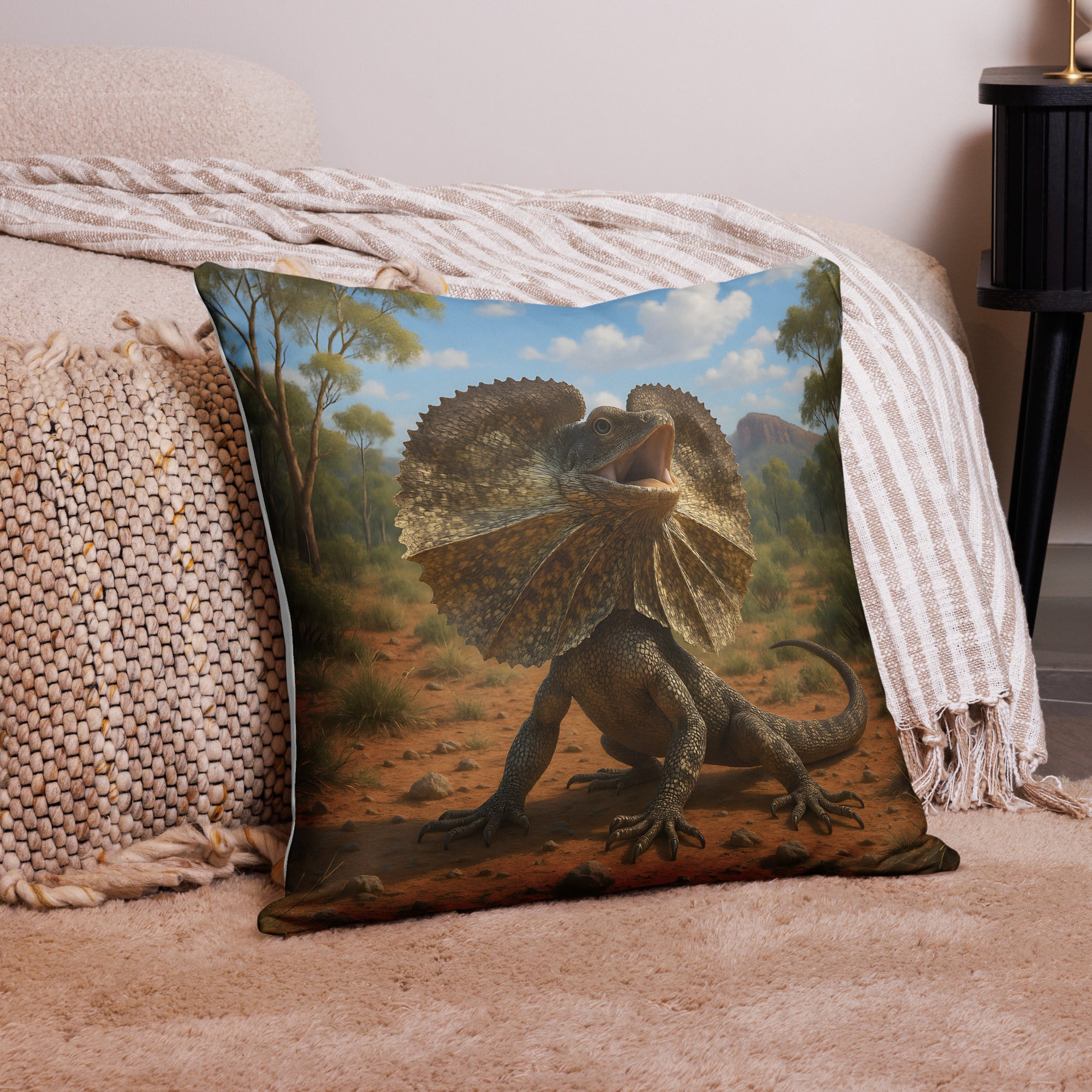 Kissenbezug mit Kragenechsenmotiv auf Sofa