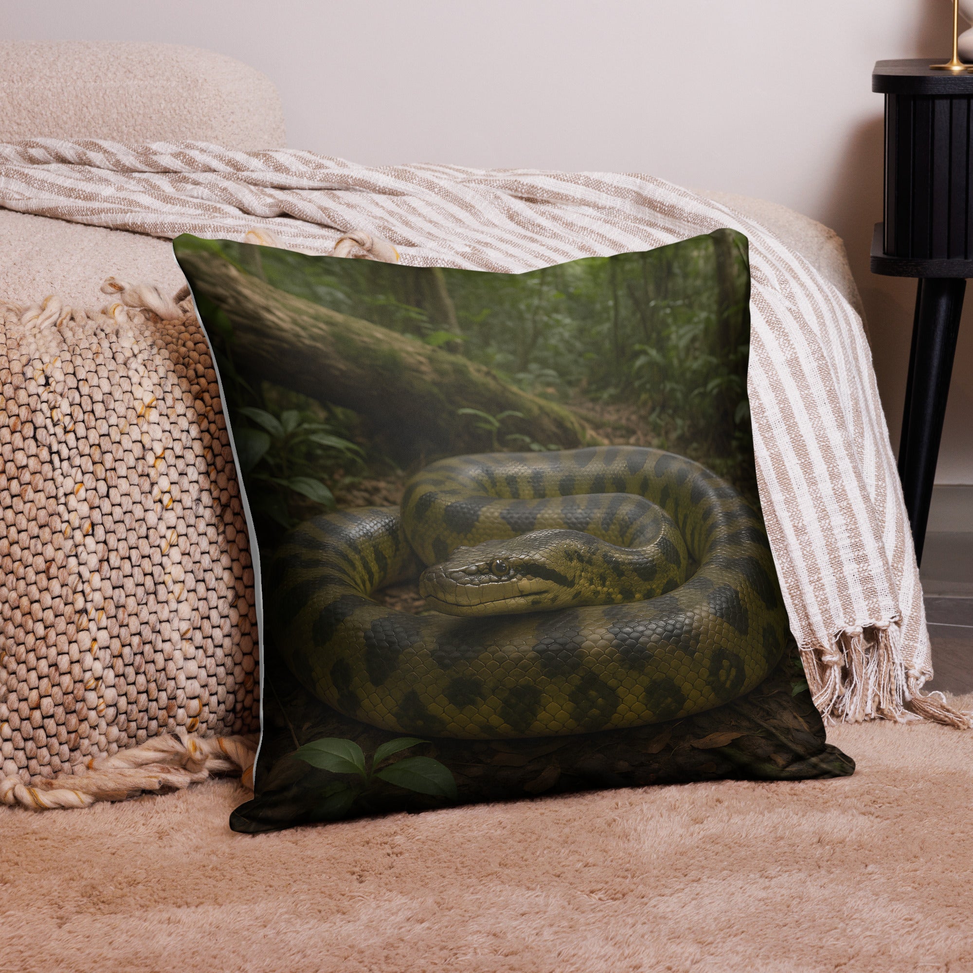 Kissenbezug mit realistischem Anakonda-Motiv auf Sofa