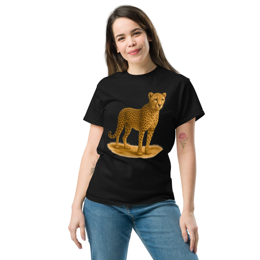 Model trägt Geparden T-Shirt – Outdoor Wildlife Setting