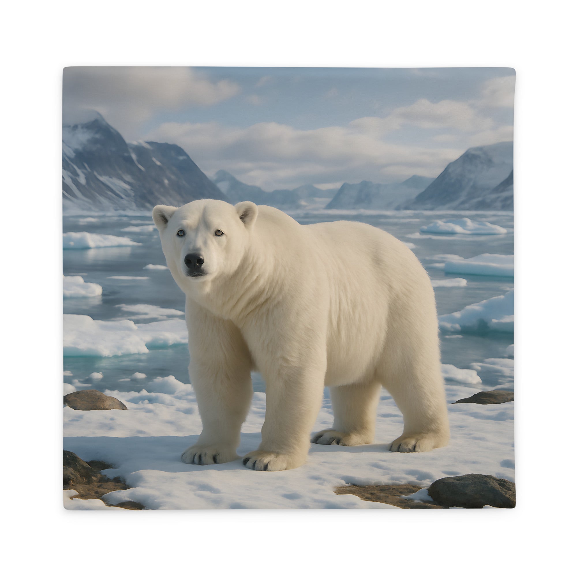 Weiße Eisbär-Kissenhülle als Winterdeko im Wohnzimmer