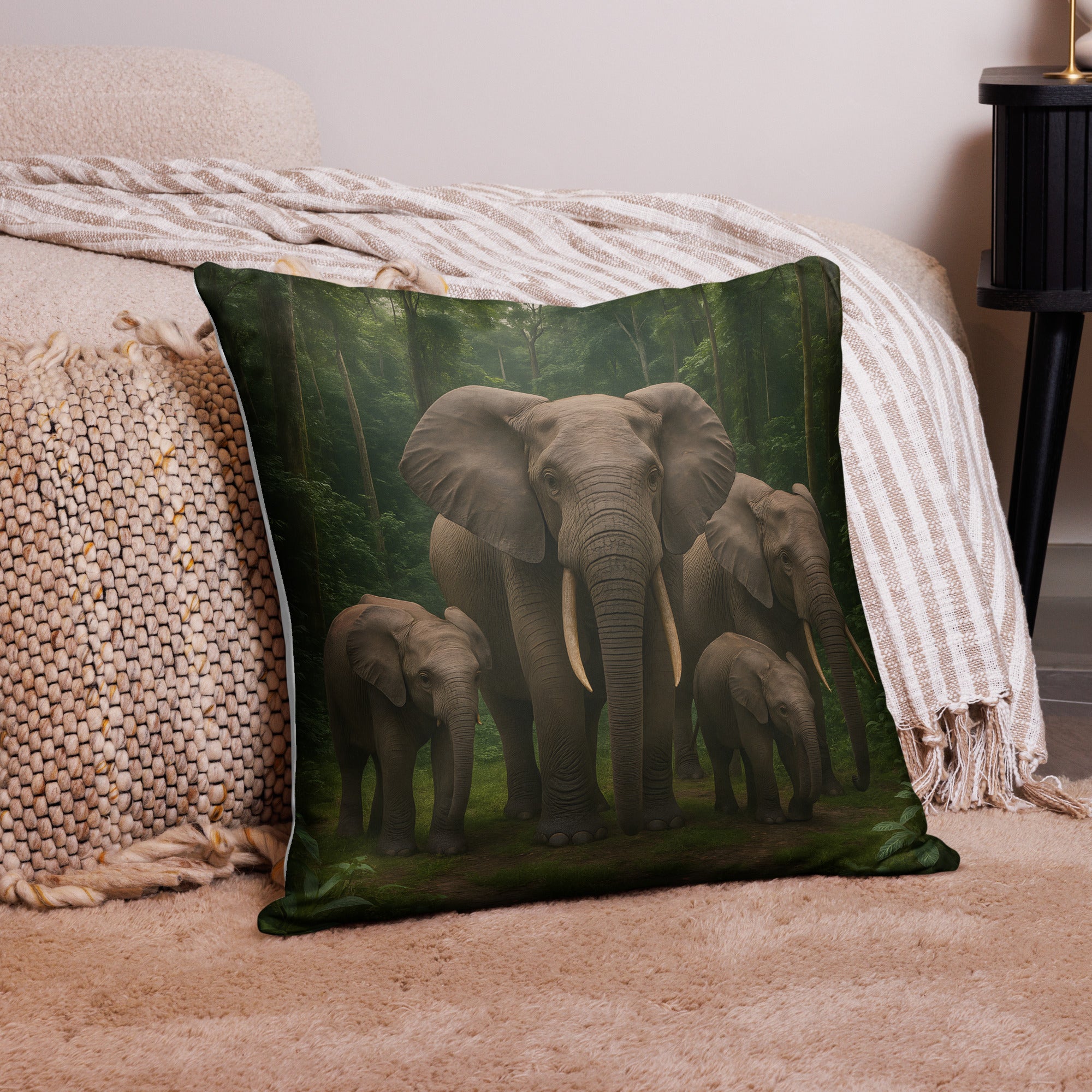Weicher dekorativer Kissenbezug mit Waldelefant-Design auf Sofa
