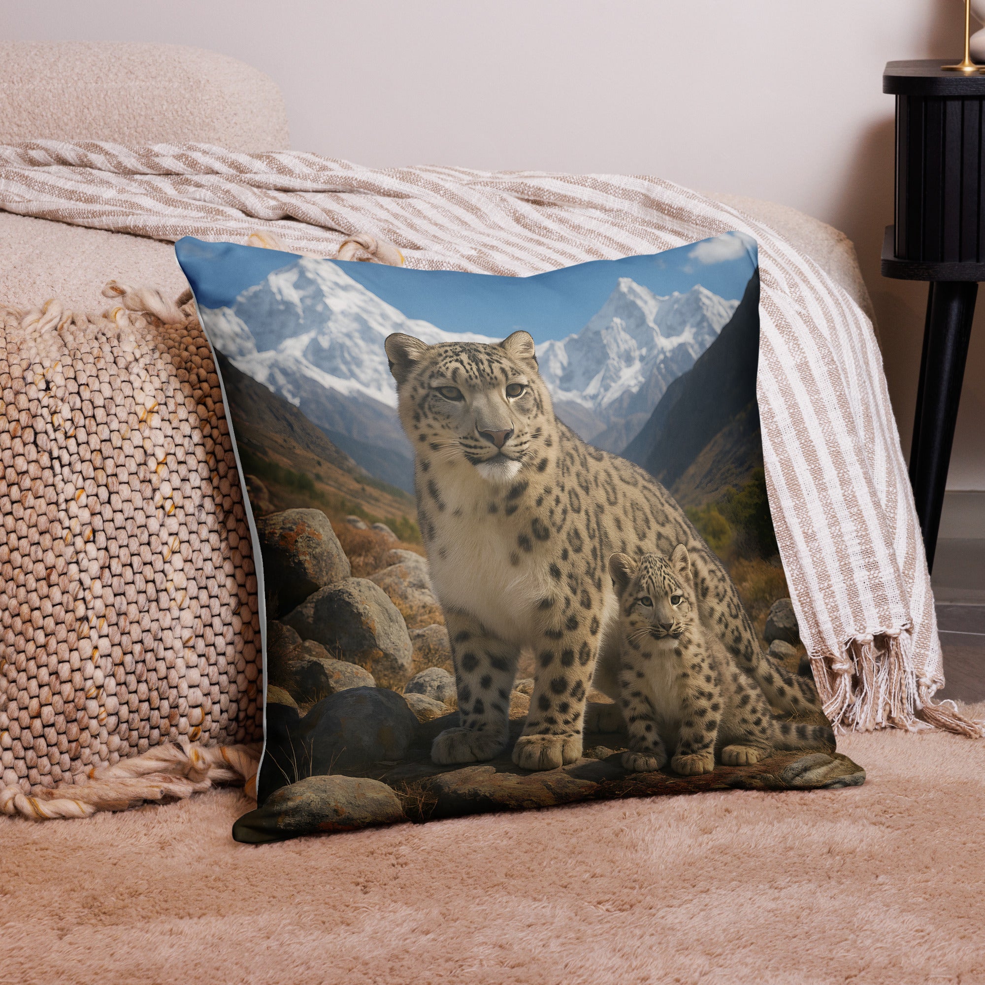 Wohnzimmerdeko mit Schneeleopard-Kissen