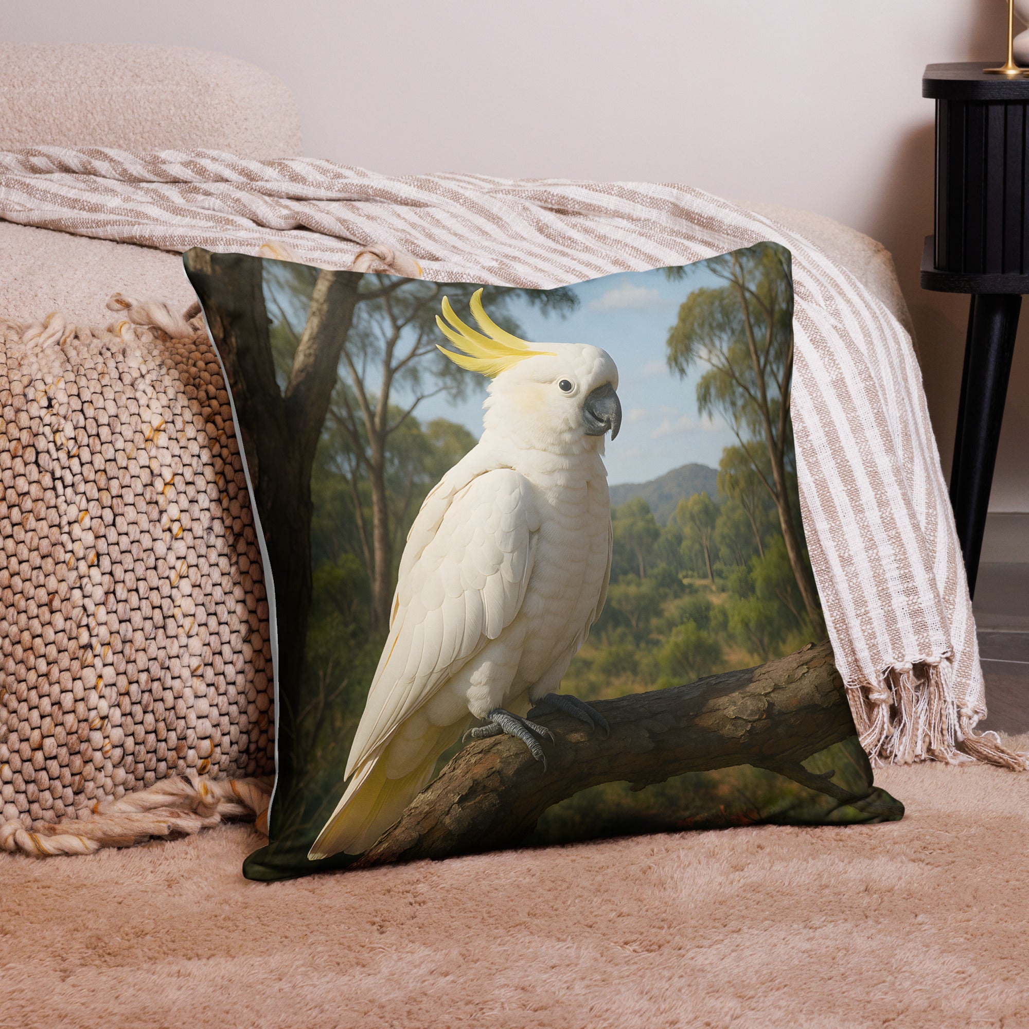 Zierkissen mit Kakadu-Design auf Sofa dekoriert